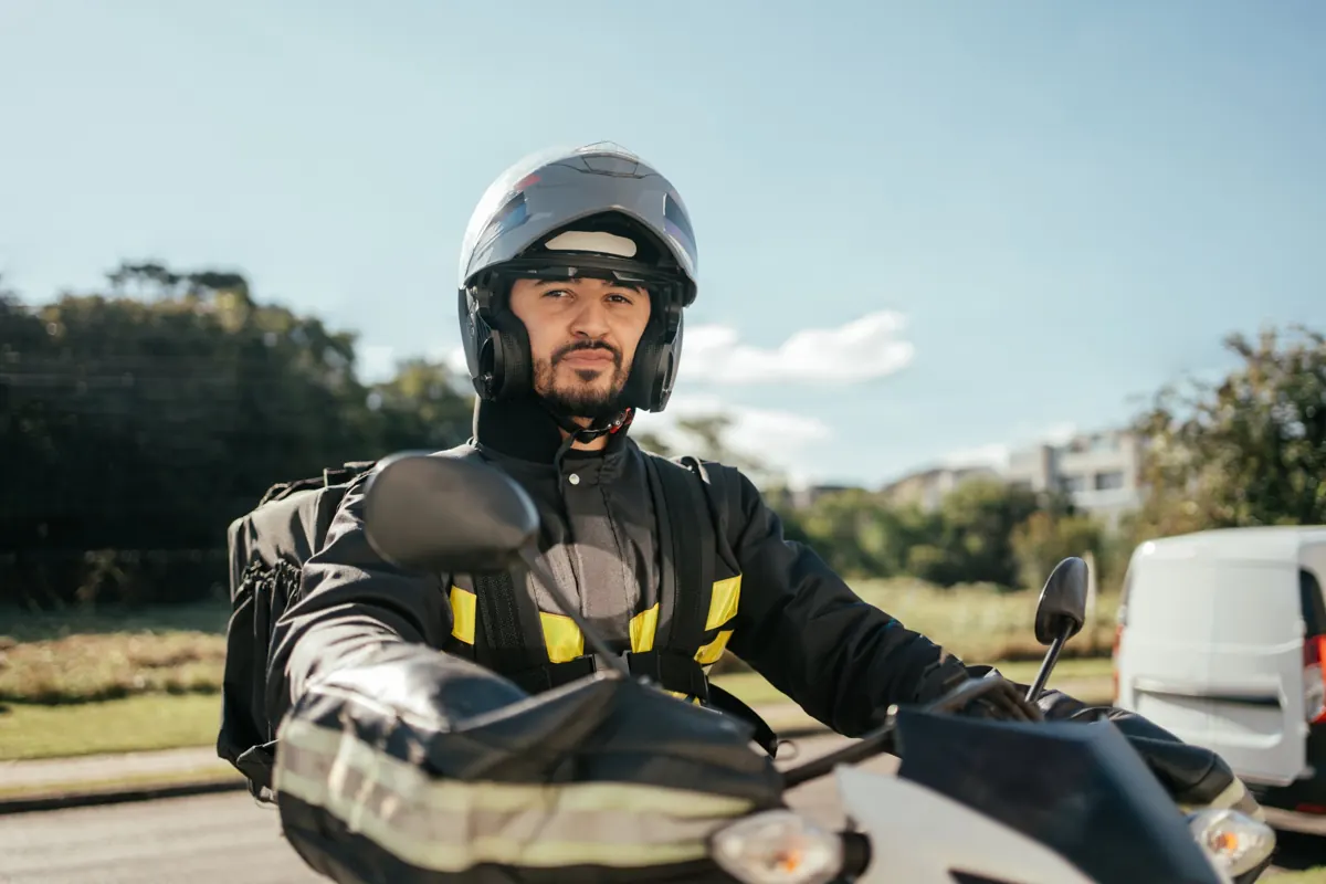 Entregador de frente, pilotando a moto